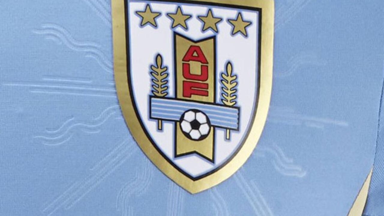 Relatores  La FIFA exige a Uruguay que retire dos estrellas de su escudo